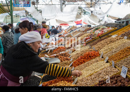 Bischkek, Kirgistan - 2. Oktober 2014: Eine Dame Trockenfrüchte Osch Bazar zu verkaufen. Stockfoto