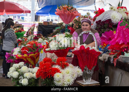 Bischkek, Kirgistan - 2. Oktober 2014: Eine Dame, Verkauf von Blumen Osch Bazar. Stockfoto