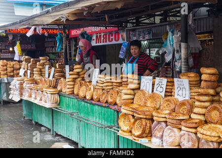 Bischkek, Kirgistan - 2. Oktober 2014: Damen Brot Osch Bazar verkauft. Stockfoto