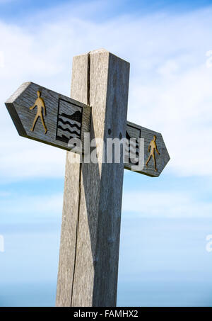 Holzschild auf dem walisischen Küstenpfad. Stockfoto