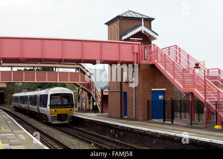 Die neue Fußgängerbrücke am Stratford-upon-Avon Bahnhof, Warwickshire, UK Stockfoto