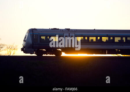 Chiltern Railways Zug bei Sonnenuntergang, Warwickshire, UK Stockfoto