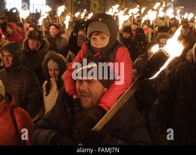 Kiew, Ukraine. 4. Dezember 2015. 107. Geburtstag von Stepan Bandera war in Kiew mit den Fackeln Marsch durch die nationalistischen Parteien geprägt. Stepan Bandera war einer der Führer der ukrainischen Nationalbewegung in der besetzten westlichen Ukraine (Galizien), der die Organisation Ukrainischer Nationalisten (OUN) geleitet. Stepan Bandera gehörte die Ausrufung eines unabhängigen ukrainischen Staates in Lemberg am 30. Juni 1941. Der KGB-Agent Bohdan Stashynsky ermordet Bandera in München, Bundesrepublik Deutschland, am 15. Oktober 1959. © Swoboda Stepanov/ZUMA Draht/Alamy Live-Nachrichten Stockfoto