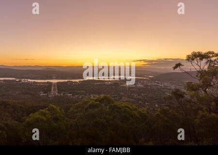 Schöner Sonnenuntergang am Canberra Stadtansicht von Mount Ainslie Aussichtspunkt. Stockfoto