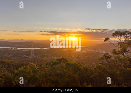 Schöner Sonnenuntergang am Canberra Stadtansicht von Mount Ainslie Aussichtspunkt. Stockfoto