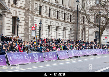 London, UK. 1. Januar 2016. Zuschauern entlang Whitehall, an der die 30. jährlichen Londons Neujahrs Day Parade, LNYDP 2016. Die Parade hat mehr als 8.500 Künstler aus 20 Ländern weltweit, einschließlich marching Bands, Cheerleader, Clowns, Akrobaten und Vertreter der London Boroughs. Bildnachweis: Imageplotter/Alamy Live-Nachrichten Stockfoto