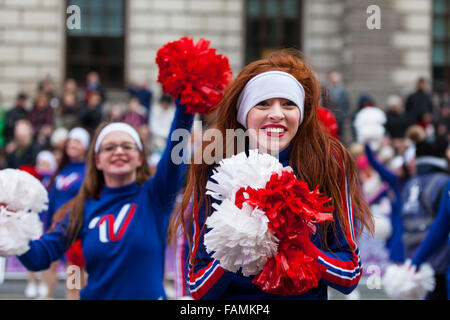 London, UK. 1. Januar 2016. Mitglieder des Varsity alle amerikanischen Cheerleader Tänzerinnen und Geist PerformerInnen bei den 30. jährlichen Londoner Neujahr Parade, LNYDP 2016. Die Parade hat mehr als 8.500 Künstler aus 20 Ländern weltweit, einschließlich marching Bands, Cheerleader, Clowns, Akrobaten und Vertreter der London Boroughs. Bildnachweis: Imageplotter/Alamy Live-Nachrichten Stockfoto