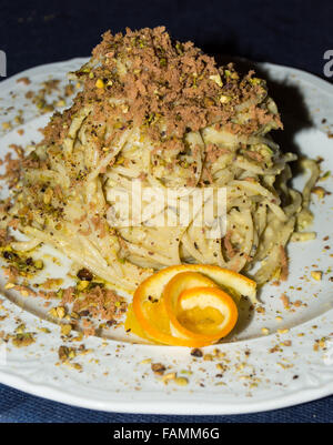 Schüssel mit Nudeln mit Meeresfrüchten und Pistazien. Typisch sizilianische Küche, die Tradition der mediterranen Ernährung. Stockfoto