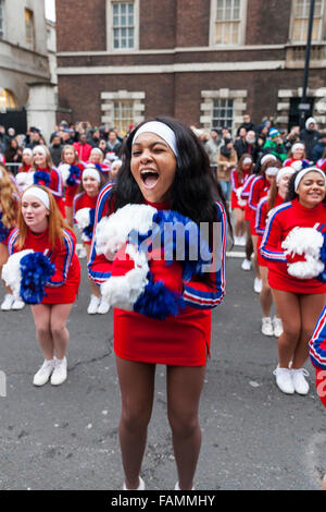 London, UK. 1. Januar 2016. Mitglieder des Varsity alle amerikanischen Cheerleader Tänzerinnen und Geist PerformerInnen bei den 30. jährlichen Londoner Neujahr Parade, LNYDP 2016. Die Parade hat mehr als 8.500 Künstler aus 20 Ländern weltweit, einschließlich marching Bands, Cheerleader, Clowns, Akrobaten und Vertreter der London Boroughs. Bildnachweis: Imageplotter/Alamy Live-Nachrichten Stockfoto