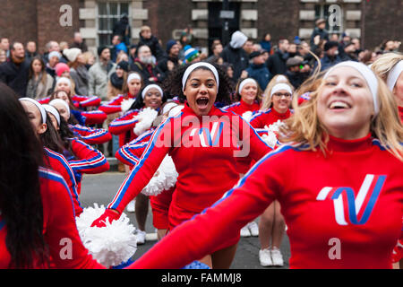 London, UK. 1. Januar 2016. Mitglieder des Varsity alle amerikanischen Cheerleader Tänzerinnen und Geist PerformerInnen bei den 30. jährlichen Londoner Neujahr Parade, LNYDP 2016. Die Parade hat mehr als 8.500 Künstler aus 20 Ländern weltweit, einschließlich marching Bands, Cheerleader, Clowns, Akrobaten und Vertreter der London Boroughs. Bildnachweis: Imageplotter/Alamy Live-Nachrichten Stockfoto