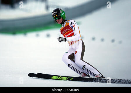 Garmisch-Partenkirchen, Deutschland. 1. Januar 2016. Peter Prevc Sloweniens reagiert nach seinem Sprung in der zweiten Phase der Skispringen Vierschanzentournee in Garmisch-Partenkirchen, Deutschland, 1. Januar 2016. Foto: Daniel Karmann/Dpa/Alamy Live News Stockfoto