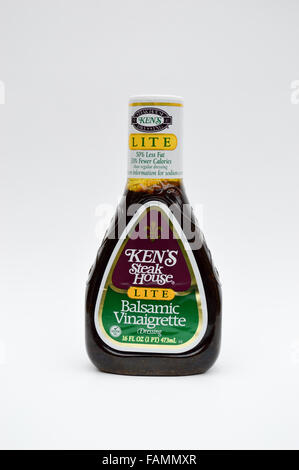 Eine Flasche Kens Steak House Lite Balsamico-Vinaigrette Dressing. Stockfoto