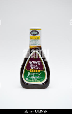 Eine Flasche Kens Steak House Lite Balsamico-Vinaigrette Dressing. Stockfoto