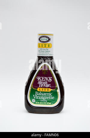 Eine Flasche Kens Steak House Lite Balsamico-Vinaigrette Dressing. Stockfoto