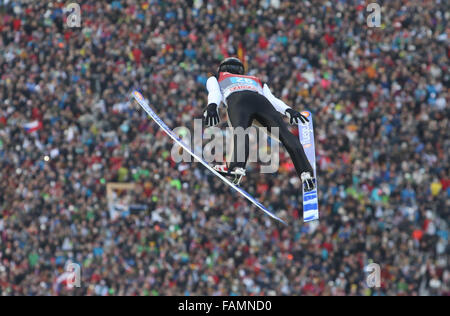 Garmisch-Partenkirchen, Deutschland. 1. Januar 2016. Jan Matura der Tschechischen Republik fliegt durch die Luft in der zweiten Phase der Skispringen Vierschanzentournee in Garmisch-Partenkirchen, Deutschland, 1. Januar 2016. Foto: Fredrik von Erichsen/Dpa/Alamy Live News Stockfoto