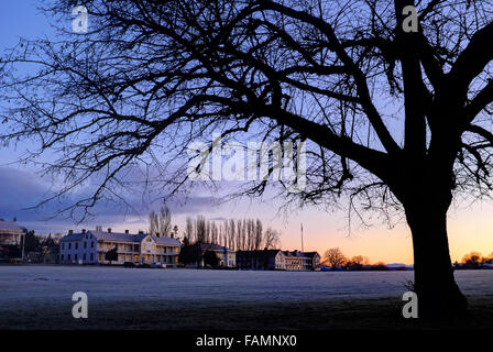 Dawn steigt über frostigen Parade-Gelände, die alten Sitz an Fort Worden State Park, Port Townsend, Washington-Kaserne Stockfoto