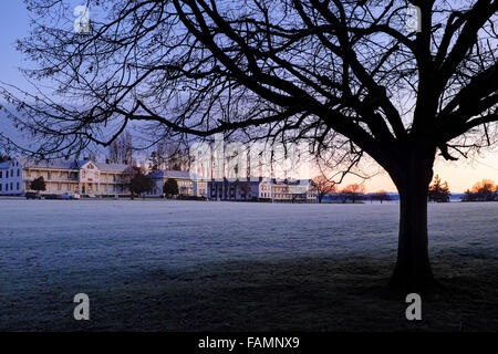 Dawn steigt über frostigen Parade-Gelände, die alten Sitz an Fort Worden State Park, Port Townsend, Washington-Kaserne Stockfoto