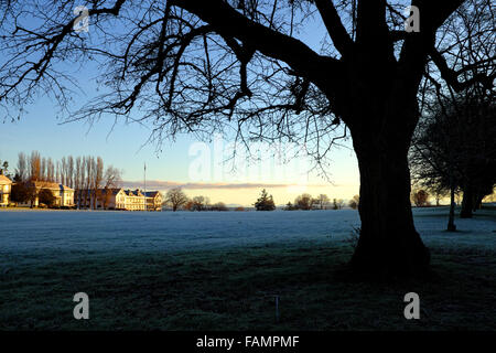 Sonnenaufgang am Hauptsitz Kasernen frostigen Parade Gelände, Park Büros und Küste-Artillerie-Museum im Fort Worden State Park Stockfoto