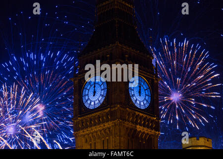 London, UK. 1. Januar 2016. Feuerwerk explodieren und Leuchten kurz nach Mitternacht am 1. Januar 2016 Big Ben in Parliament Square in London, England. Bildnachweis: London Pix/Alamy Live News Stockfoto