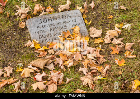 Montreal, Kanada, 24. Oktober 2015. Die Gräber in der Königlichen Friedhof mit bunten Herbst Bäume montieren. Stockfoto