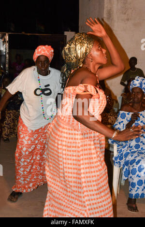 Während der Party in Kololi Gambia tanzen gambischen Tänzer - Musiker. Stockfoto
