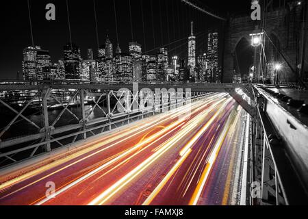 Brooklyn Brücke New York-Ampel. Manhattan und Brooklyn Bridge bei Nacht. Vereinigte Staaten von Amerika. Stockfoto
