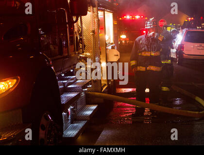 Modesto, CA, USA. 1. Januar 2016. Woodland Avenue Feuerwehr reagierte auf einen Hausbrand im Block der Maddux Ave im Westen Modesto CA 1500 Freitagmorgen kurz nach 04:00. Mit Hilfe von Modesto Feuerwehr sie das Feuer innerhalb von 30 Minuten abgerissen und einen Hund der Familien aus dem brennenden Haus gerettet. Ein Woodland Ave. Feuerwehr-Ingenieur mans Motor 1 als Feuerwehrmann Schlacht einen Hausbrand. Bildnachweis: Marty Bicek/ZUMA Draht/Alamy Live-Nachrichten Stockfoto