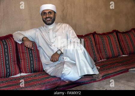 Native Mann in traditioneller Kleidung, Baghou (Bagoo) Dorf, Kish Island, Iran Stockfoto