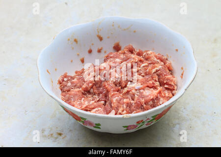 rohes Hackfleisch in eine Schüssel geben, zum Kochen Stockfoto