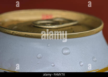 Closeup Schuss aus der Spannring auf ein Getränk kann, eröffnete Aluminiumdose mit Wassertropfen Stockfoto