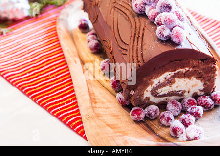 Buche de Noel Kuchen mit Weihnachtsdekoration. Stockfoto
