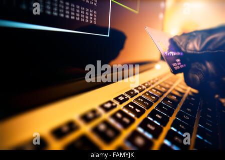 Gestohlene Kreditkarten in Händen der Dieb versucht, Karten Online ohne Erlaubnis der Eigentümer zu verwenden. Online-Zahlungen Sicherheit und Identität Stockfoto
