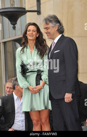 LOS ANGELES, CA - 2. März 2010: Andrea Bocelli & Frau Veronica Berti am Hollywood Boulevard, wo er mit dem 2,402nd Stern auf dem Hollywood Walk of Fame geehrt wurde. Stockfoto