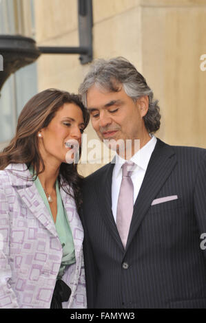 LOS ANGELES, CA - 2. März 2010: Andrea Bocelli & Frau Veronica Berti am Hollywood Boulevard, wo er mit dem 2,402nd Stern auf dem Hollywood Walk of Fame geehrt wurde. Stockfoto