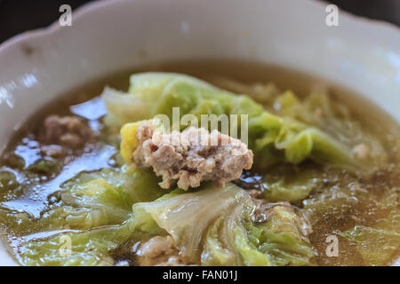 Klare Gemüsesuppe mit gehacktem Schweinefleisch hautnah Stockfoto