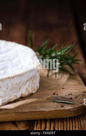 Cremiger Camembert (Nahaufnahme) auf hölzernen Hintergrund Stockfoto