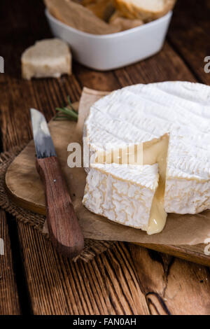 Cremiger Camembert (Nahaufnahme) auf hölzernen Hintergrund Stockfoto