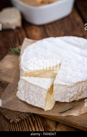 Cremiger Camembert (Nahaufnahme) auf hölzernen Hintergrund Stockfoto