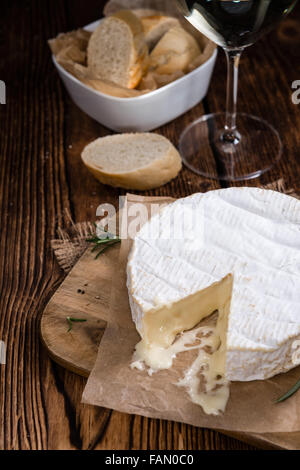 Cremiger Camembert (Nahaufnahme) auf hölzernen Hintergrund Stockfoto