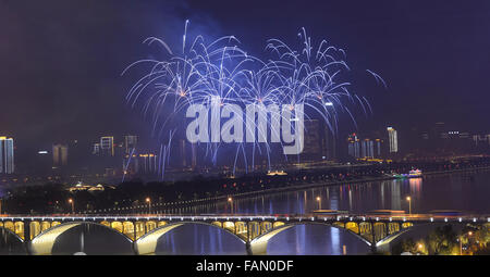 Der Provinz Hunan Changsha, China. 1. Januar 2016. Feuerwerk überstreichen die Skyline Changsha, der Hauptstadt der Provinz Zentral-China Hunan, 1. Januar 2016. Bildnachweis: Lange Hongtao/Xinhua/Alamy Live-Nachrichten Stockfoto