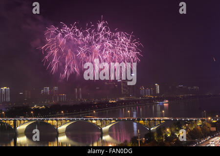 Der Provinz Hunan Changsha, China. 1. Januar 2016. Feuerwerk überstreichen die Skyline Changsha, der Hauptstadt der Provinz Zentral-China Hunan, 1. Januar 2016. Bildnachweis: Lange Hongtao/Xinhua/Alamy Live-Nachrichten Stockfoto