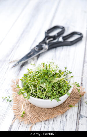 Frische Gartenkresse als Nahaufnahme mit selektiven Fokus auf hölzernen Hintergrund Stockfoto