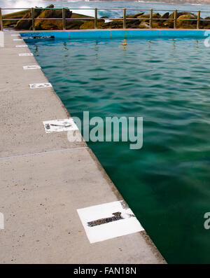 Spurnummern am Ende des Ozeanpools am Freshwater Beach in Sydney in Australien Stockfoto