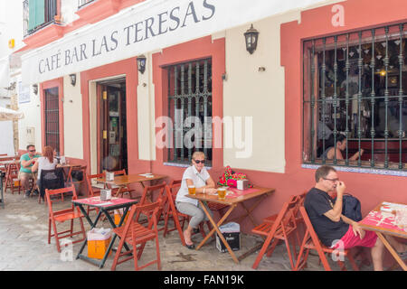 Sevilla, Spanien-September 2. 2015: Touristen sitzen an Tischen im Freien in einer Cafébar. Es gibt viele solcher Einrichtungen in alten SE. Stockfoto