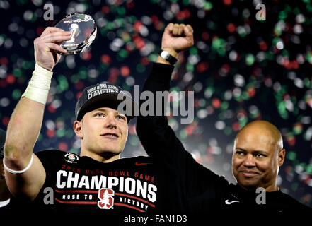 Pasadena, Kalifornien, USA. 1. Januar 2016. Stanford laufen Christian McCaffrey, hält eine Sicherungskopie der MVP-Trophäe als Cheftrainer David Shaw feiert nach Stanford Iowa 45-16 während der 102. Rose Bowl-Spiel in Pasadena, Kalifornien auf Freitag, 1. Januar 2016 besiegt. (Foto von Keith Birmingham / Pasadena Star-News) Bildnachweis: San Gabriel Valley Tribune/ZUMA Draht/Alamy Live-Nachrichten Stockfoto