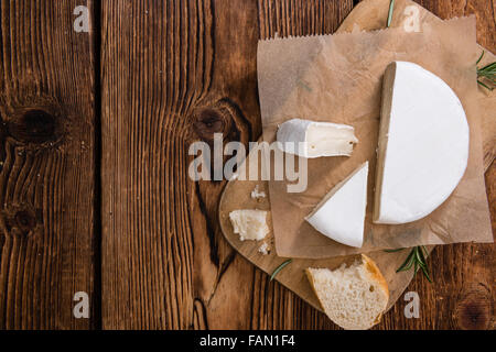 Stücke von Camembert (detaillierte Nahaufnahme) auf hölzernen Hintergrund Stockfoto