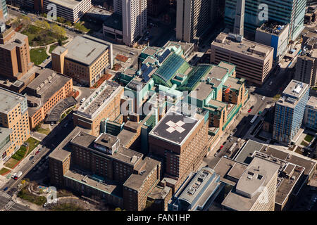 Luftaufnahme des Toronto General Hospital mit ORNGE Hubschrauber zur Landung herein. Stockfoto
