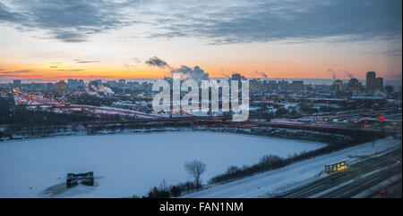 Früh am Morgen, die goldene Sonne geht über Ottawa und Gatineau. Stockfoto