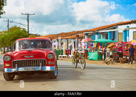 Vintage Oldtimer Kuba fährt durch die Stadt von Vinales, Valle de Vinales, Pinar del Rio Stockfoto