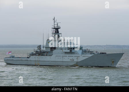 Die britische Royal Navy (Batch 1) Fluss Klasse OPV, HMS Tyne, Rückkehr nach Portsmouth, Großbritannien am 17. Dezember 2015. Stockfoto